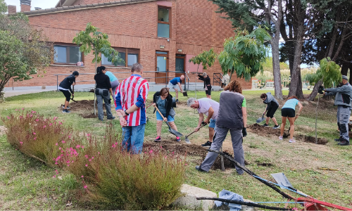 UNOS TRABAJAN Y OTROS SUPERVISAN 